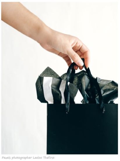 black gift bag for article Gifts Ideas For Entrepreneurs and Business Owners